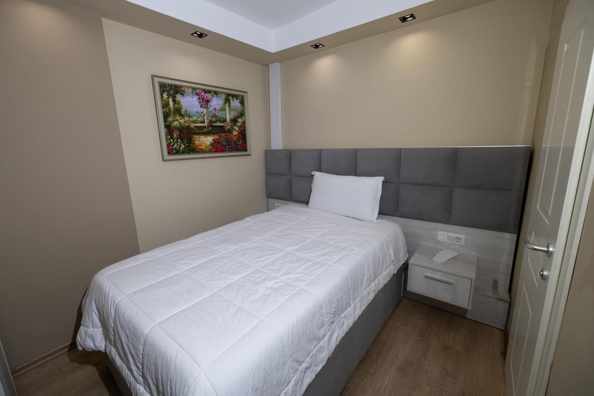 4R Colombo Hotel Тирана Екстер'єр фото